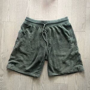 Under Armour Men's Green Shorts in size XL